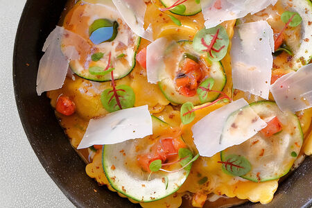 Равиоли с гребешком и соусом из краба