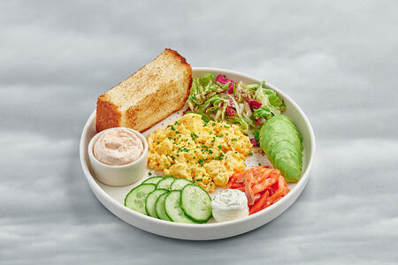 Завтрак большой с форелью и скрэмблом