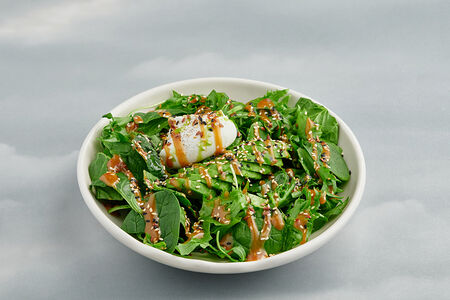 Салат зеленый с авокадо и яйцом пашот