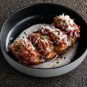 Тартар из говядины с трюфельным соусом