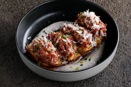 Тартар из говядины с трюфельным соусом