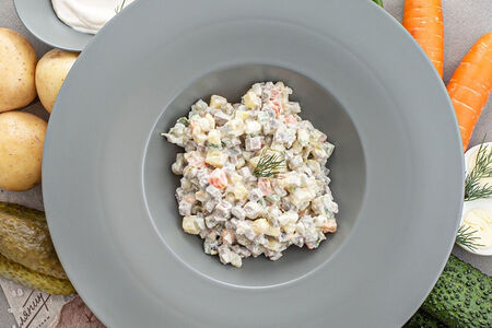 Салат Оливье с отварной говядиной