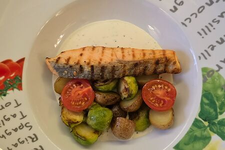 Лосось гриль с овощами в соусе бер блан