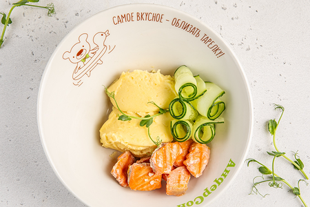 Кубики лосося с картофельным пюре