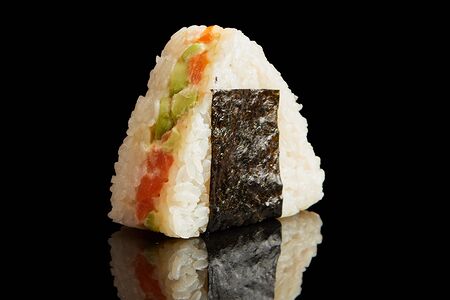 Онигири с лососем 