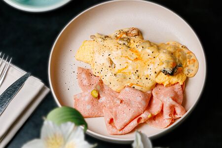 Омлет со сморчками, чеддером и мортаделлой