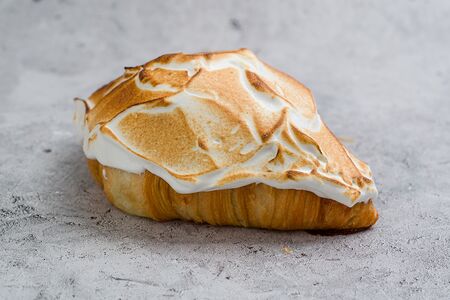 Круассан с лимонным курдом и обожженной меренгой