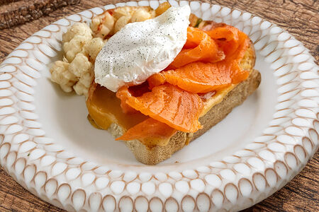 Хлеб на закваске, форель, креветки, пашот