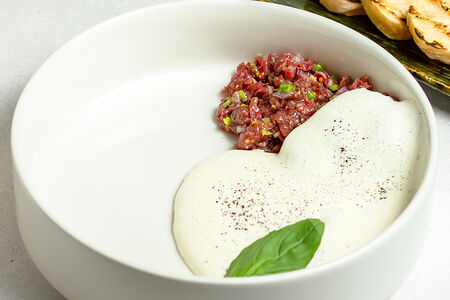 Тартар из говядины с муссом грана падано