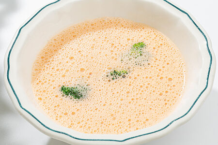 Сливочный суп с лососем, кальмаром и брокколи