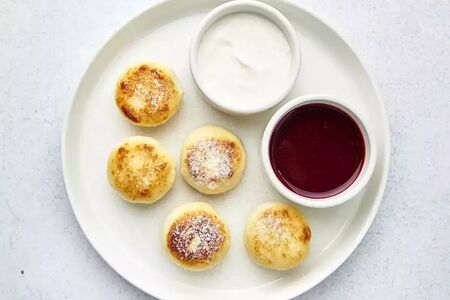 Сырники с ягодным соусом и сметаной