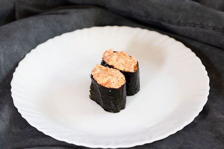 Гункан с лососем острый 