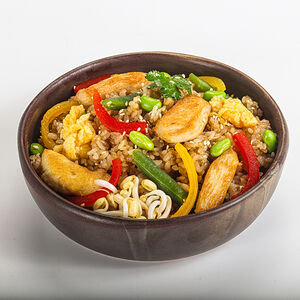 Wok рис с курицей, яйцом и бобами