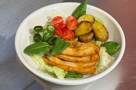 Салат с цыпленоком, томатами черри и картофелем стоун