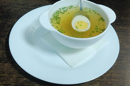 Бульон куриный с яйцом
