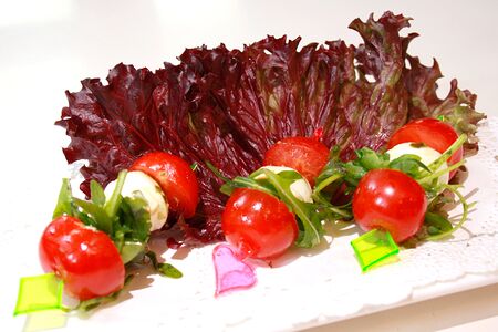 Канапе с моцареллой