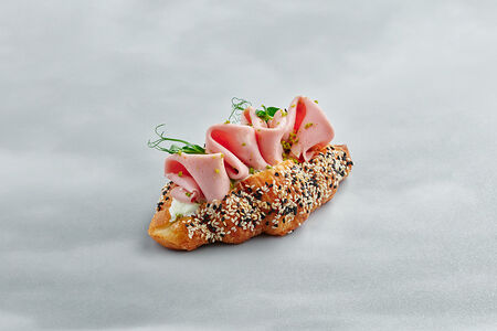 Круассан с мортаделлой и страчателлой