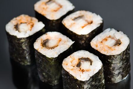 Острый ролл с угрем