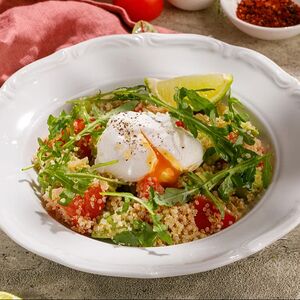 Салат с киноа, авокадо и яйцом пашот