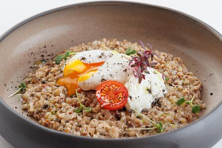 Гречневая каша с пармезаном и яйцом пашот