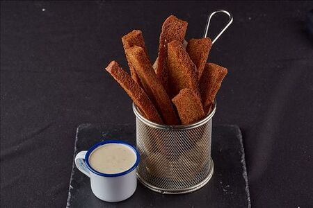 Чесночные гренки с соусом айоли