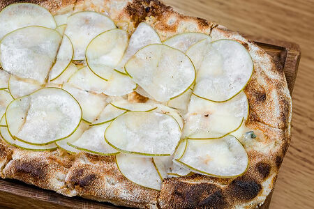 Пицца с горгонзолой и грушей