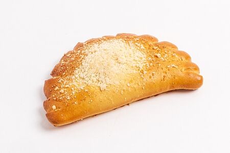 Пирожок с вишней и заварным кремом