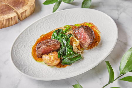 Филе миньон со шпинатом, грибами и мини-картофелем