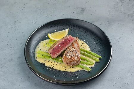 Стейк тунца на спарже