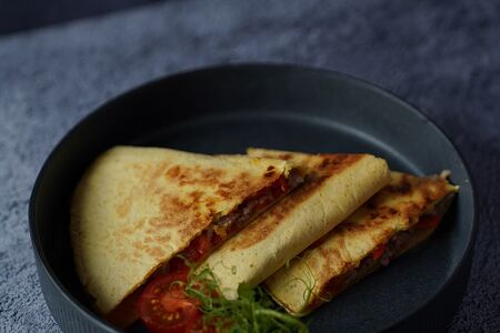 Кесадилья с индейкой и острым соусом