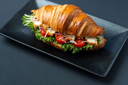 Сэндвич с курицей и соусом цезарь