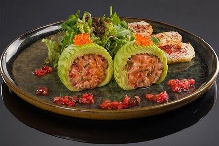 Большой тартар из лосося с клубникой