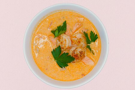 Балтийский сливочный суп с красной рыбой, креветками и каперсами