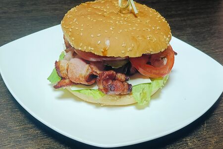 Бургер с беконом