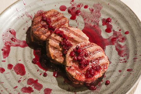 Медальоны из говядины в брусничном соусе