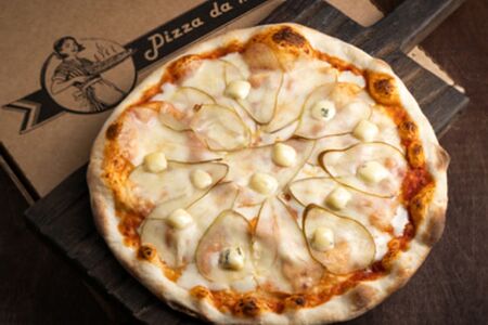 Пицца  Дорблю с грушей, орехами и мёдом