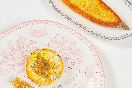 Трюфельный камамбер с багетом