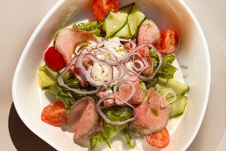 Салат с ростбифом, страчателлой и медово-горчичной заправкой