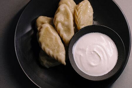 Вареники с творогом и изюмом