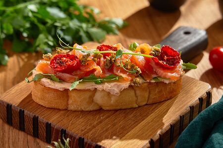 Брускетта с лососем 