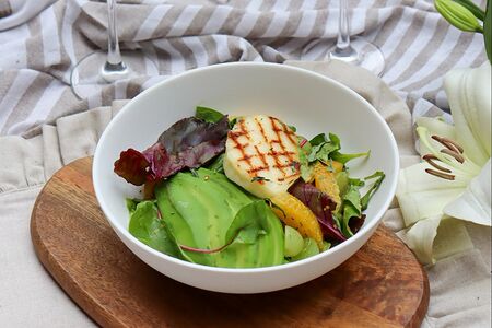 Салат с халуми