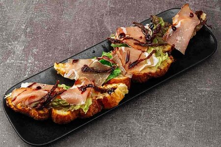 Брускетта с прошутто