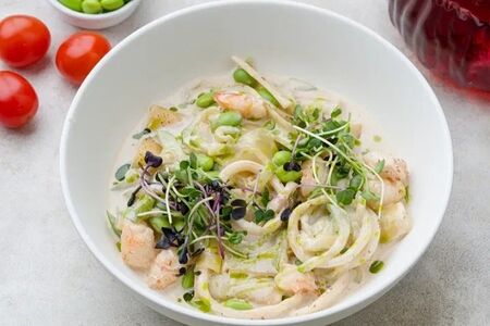 Паччери с креветками и кальмарами, бобами эдамаме в сливочном соусе