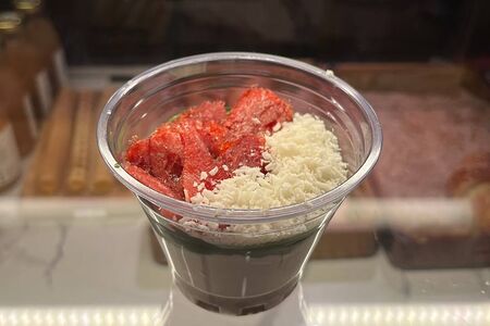 Творог с матчей, клубникой и кокосом