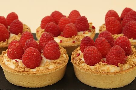 Тарталетка с малиной 