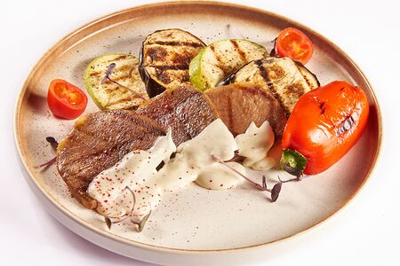 Язык говяжий с овощами на гриле