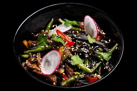 Лапша с чернилами каракатицы и говядиной