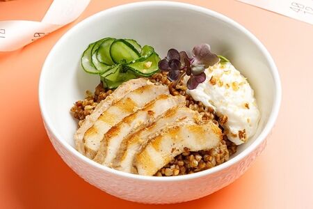 Гречневая каша с цыплёнком и муссом из сыра пармезан