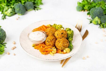 Крокеты из нута с овощами на пару с кокосово-пряным соусом