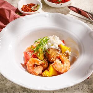 Салат с креветками, манго и страчателлой